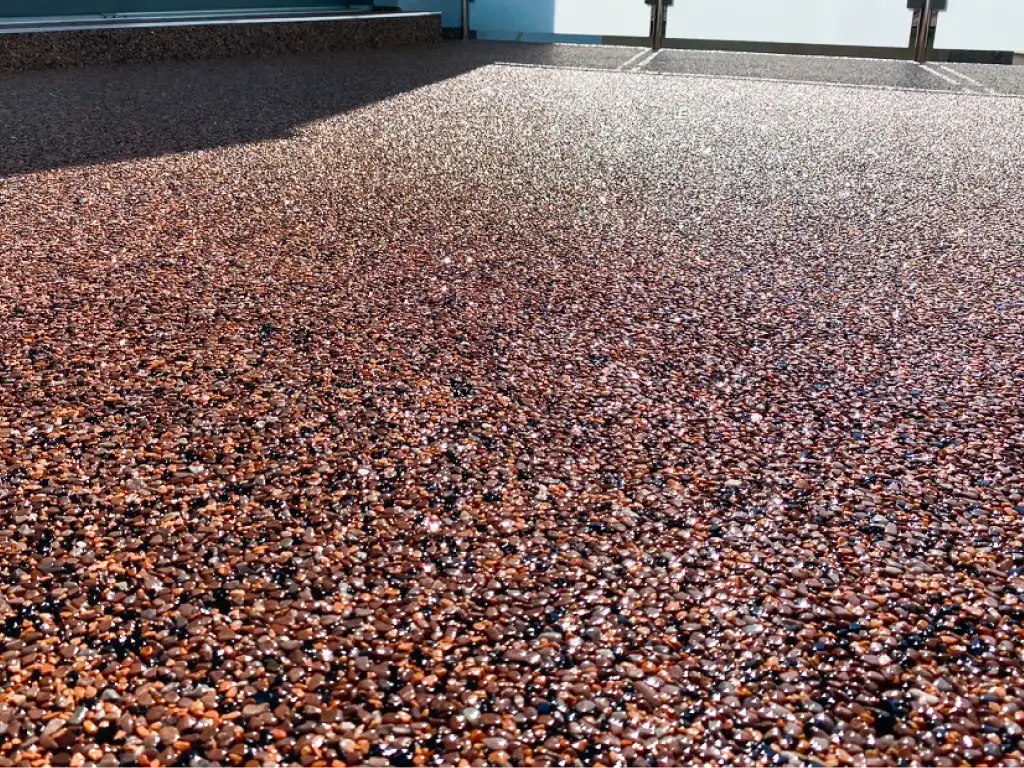 Kamenný koberec s dekorativním povrchem