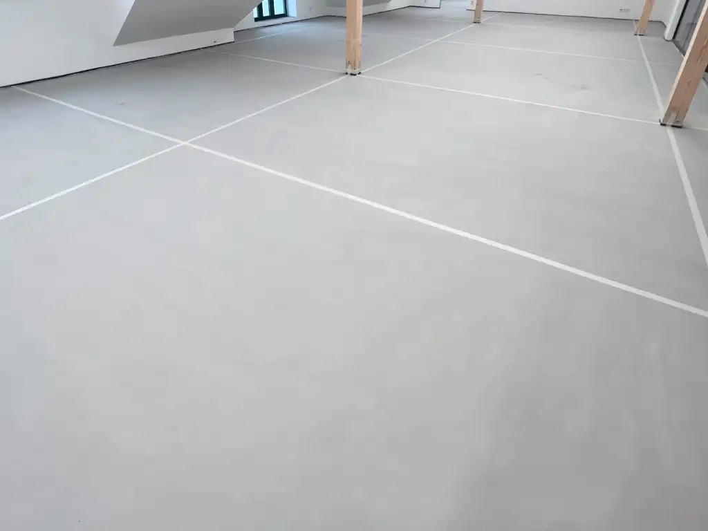 Samonivelační stěrka v rezidenčním interiéru