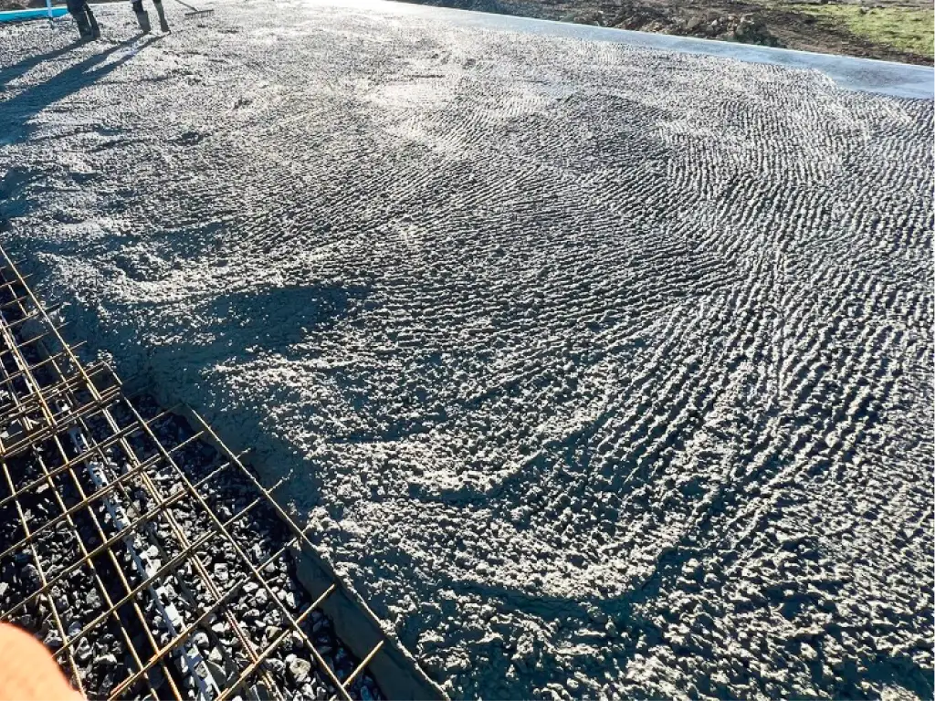 Betonová průmyslová podlaha ve výrobní hale