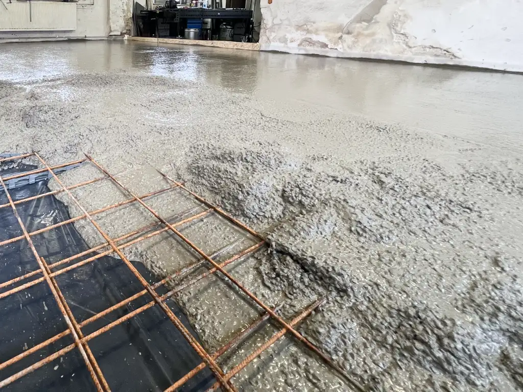Čerpání betonu při betonáži průmyslové stavby
