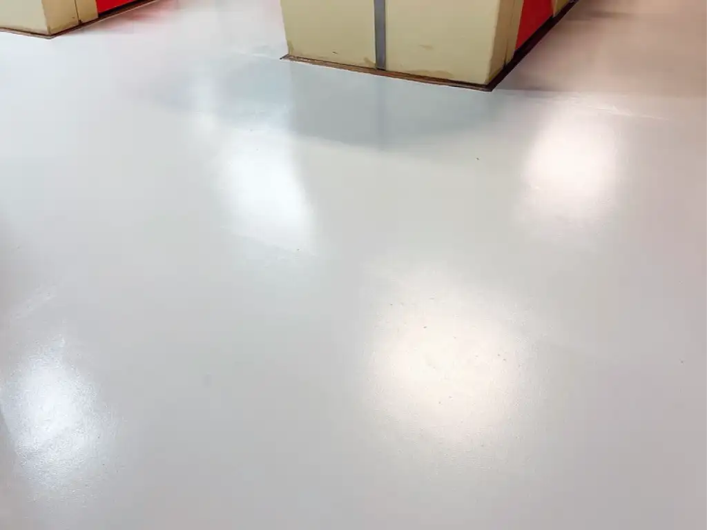 Chemicky odolná podlaha v průmyslovém objektu