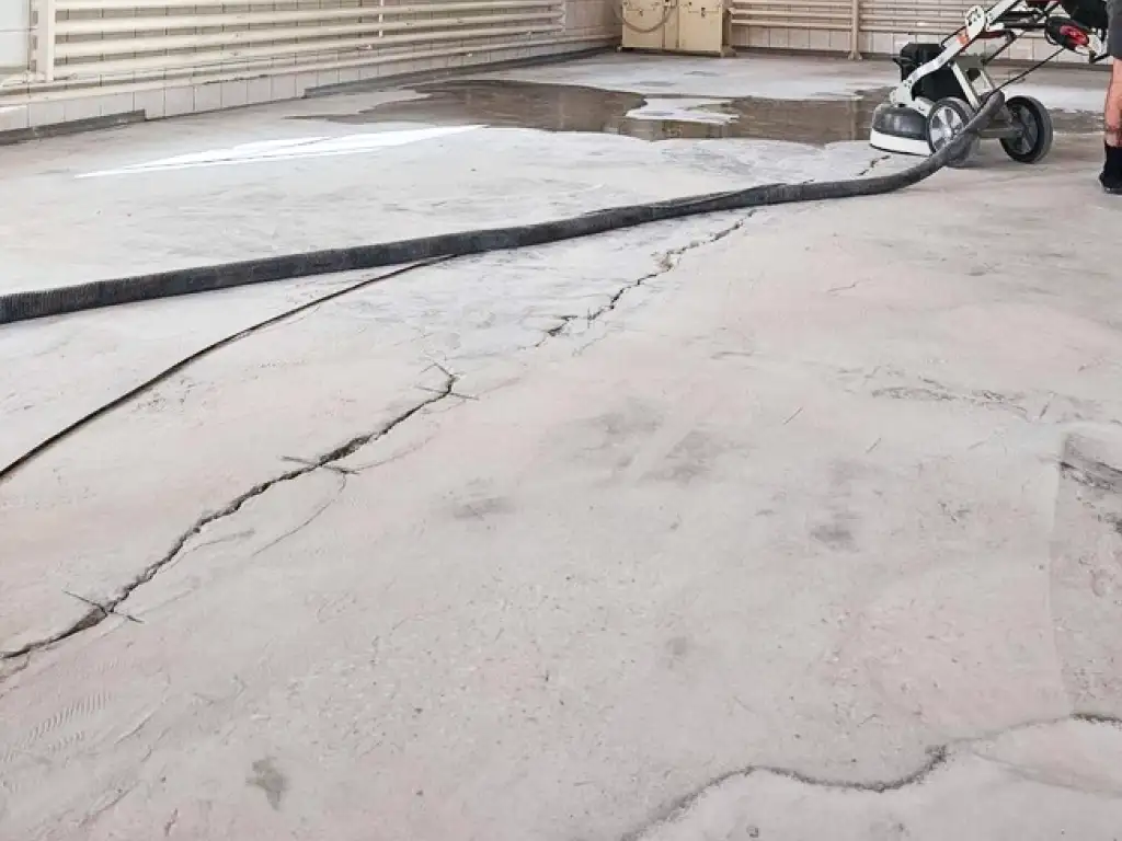 Tryskání a broušení podlah s odsáváním prachu