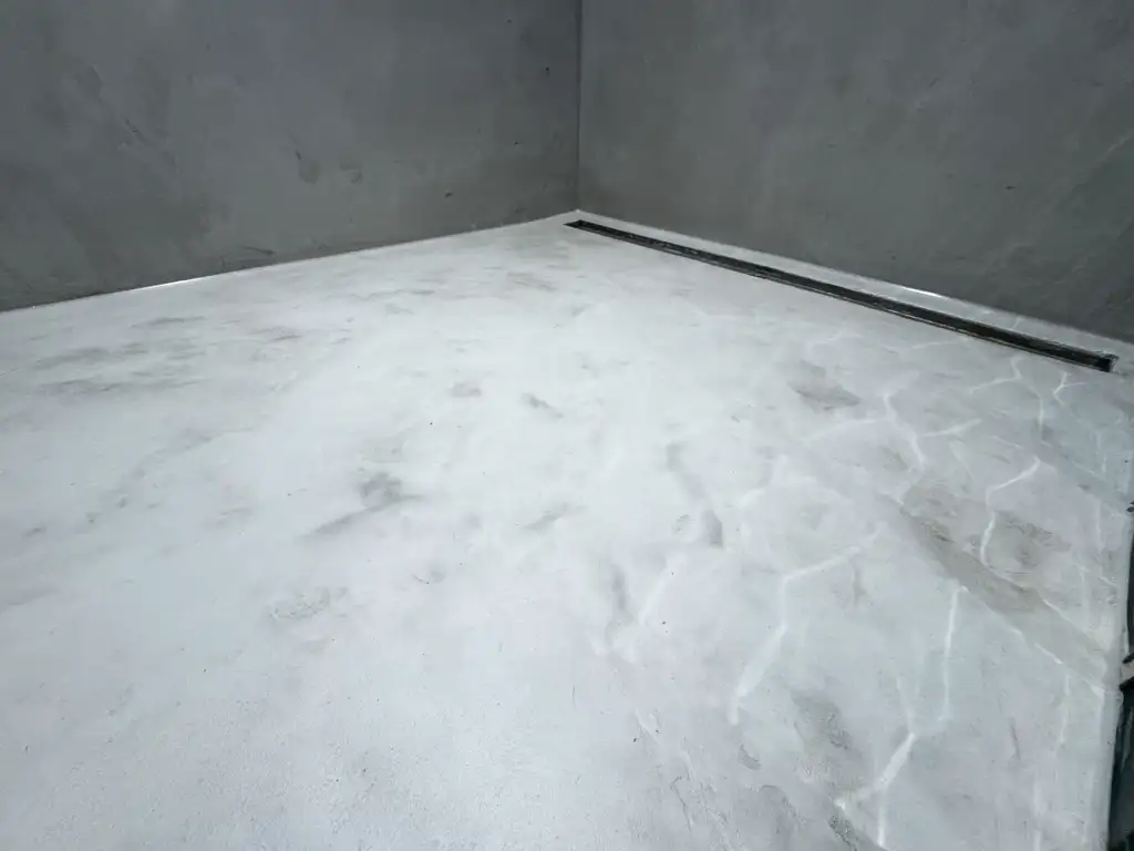 Betonová stěrka ve sprchovém koutě - realizace 1