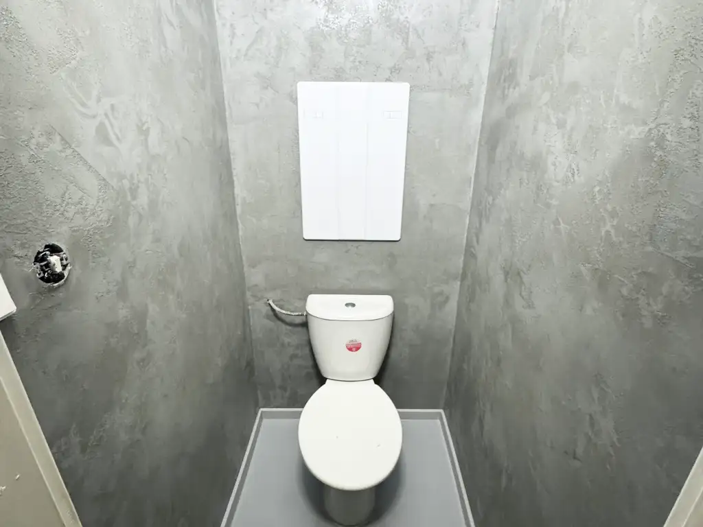 Betonová stěrka v koupelně - toaleta