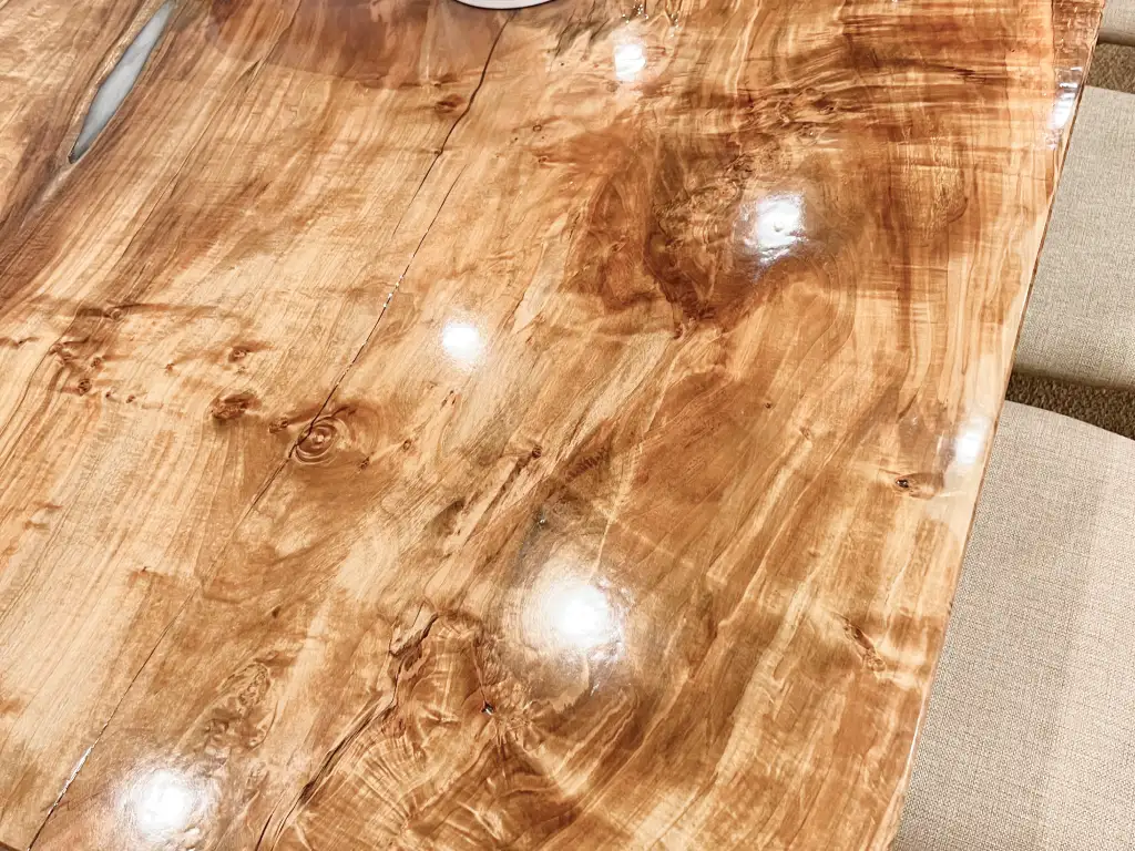 Bílý jídelní epoxidový stůl - realizace 1