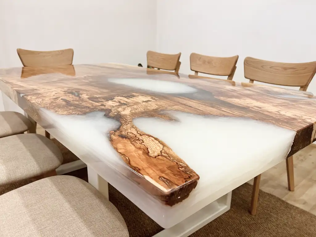Bílý jídelní epoxidový stůl - realizace 2