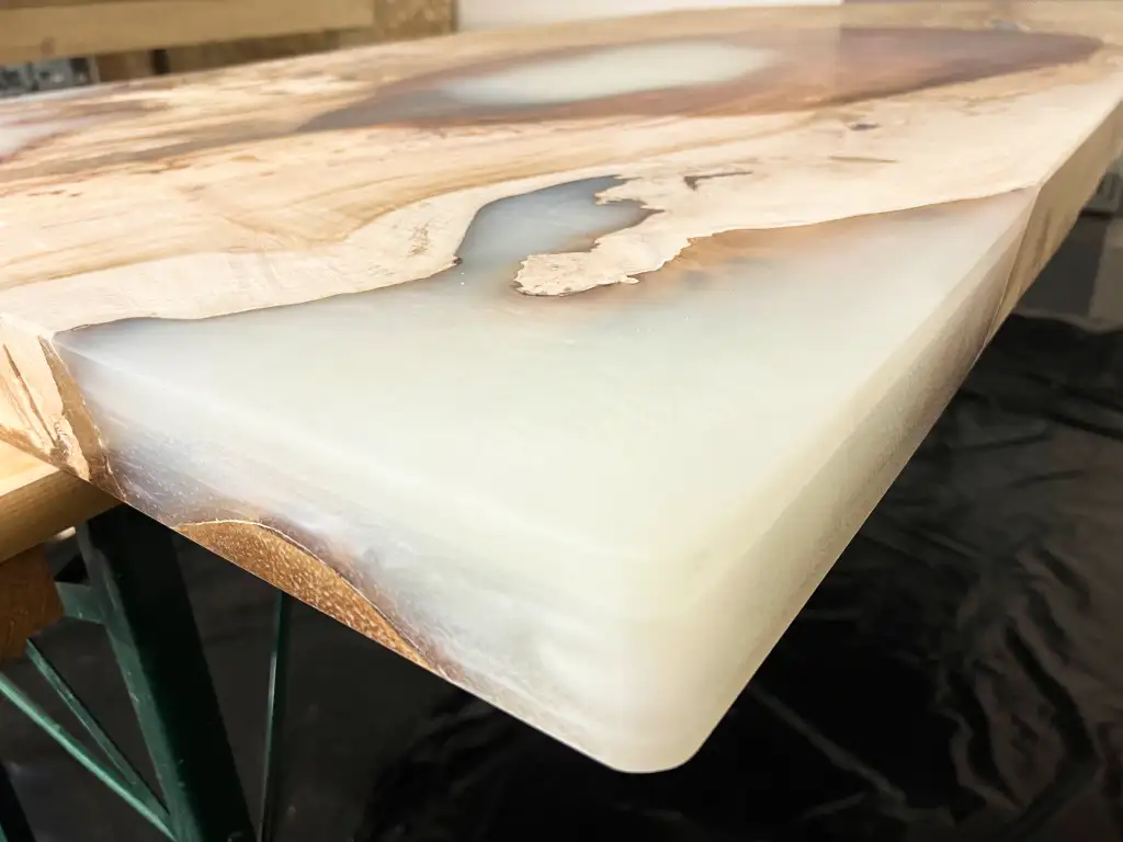 Bílý jídelní epoxidový stůl - realizace 3