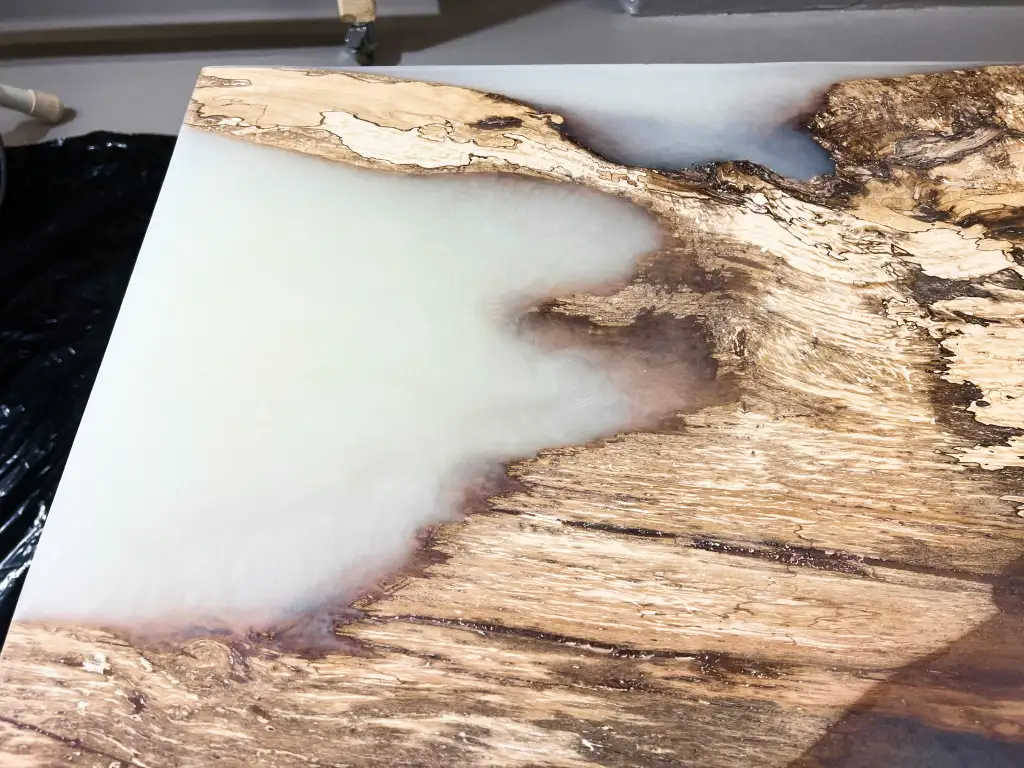 Bílý jídelní epoxidový stůl - realizace 4