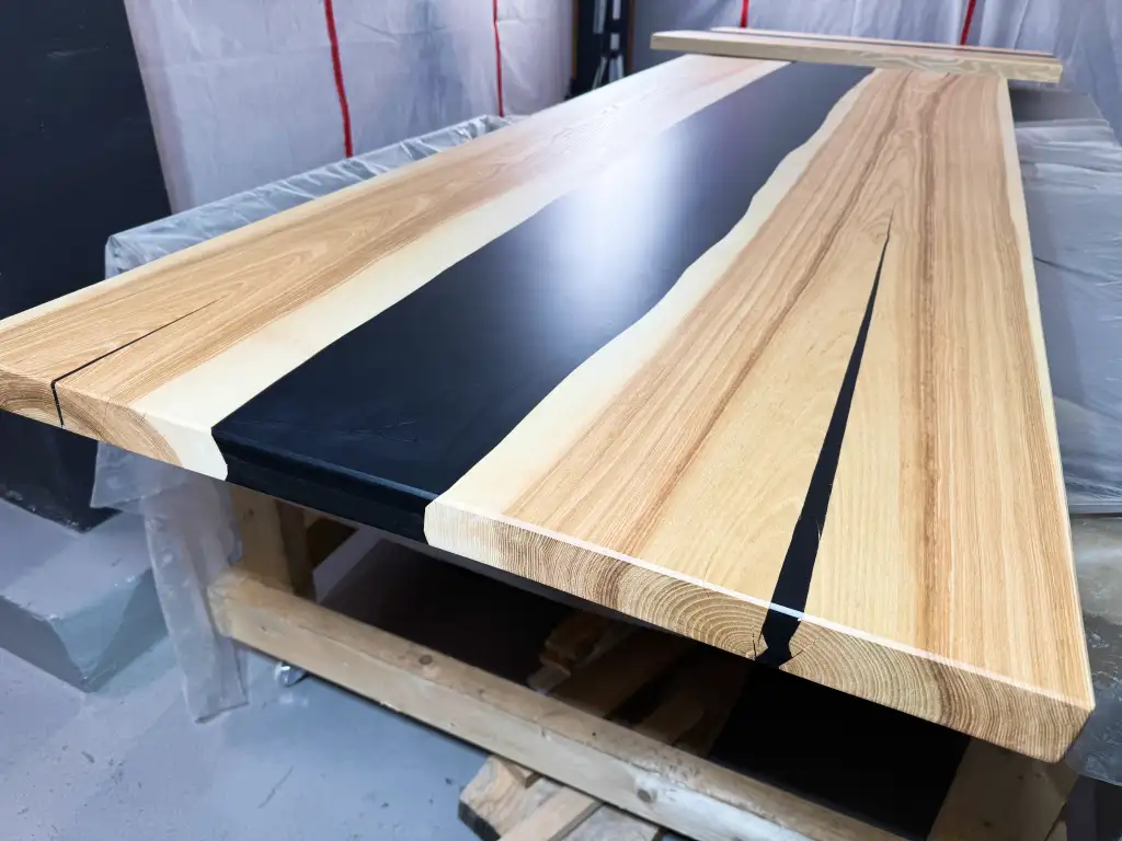 Černý jídelní epoxidový stůl - realizace 1