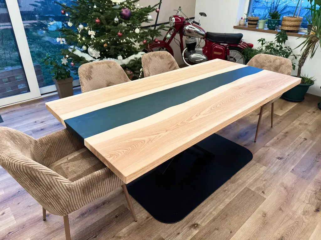 Černý jídelní epoxidový stůl - realizace 2