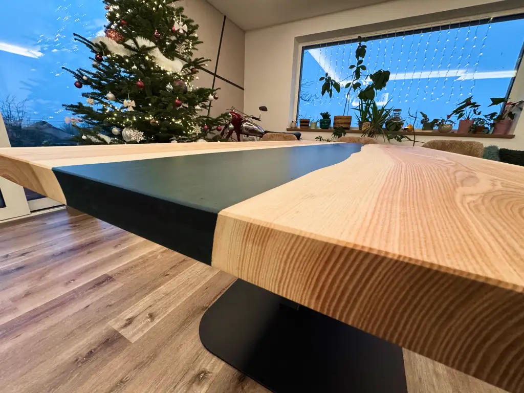 Černý jídelní epoxidový stůl - realizace 3