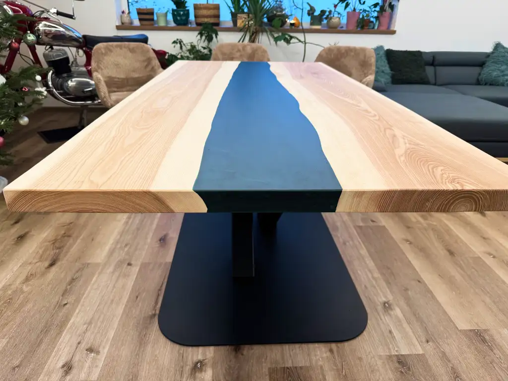 Černý jídelní epoxidový stůl - realizace 4