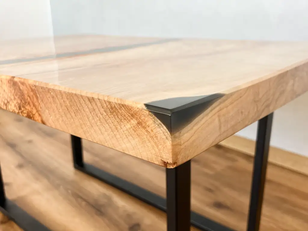 Černý zakázkový epoxidový stůl - realizace 1