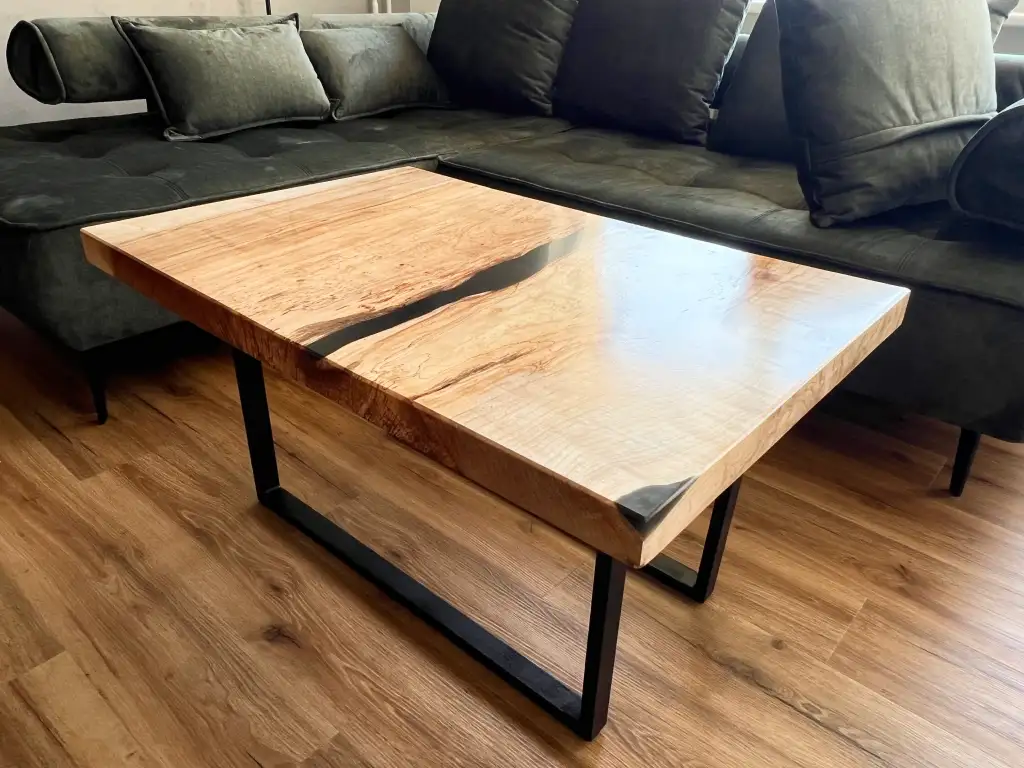 Černý zakázkový epoxidový stůl - realizace 2