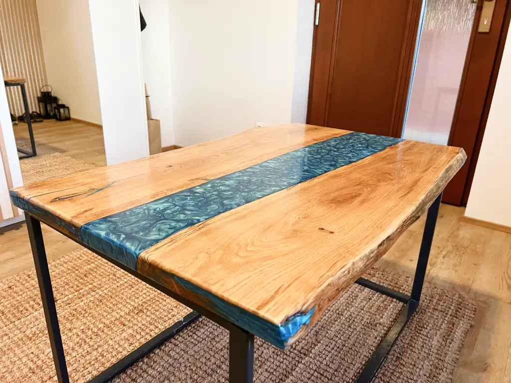 Modrý zakázkový epoxidový stůl - realizace 1