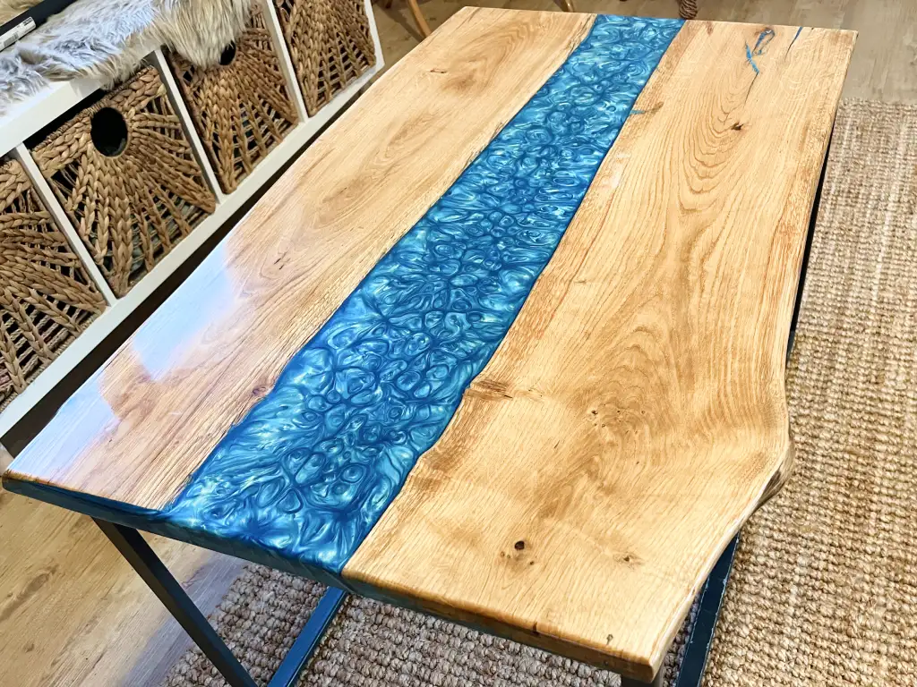 Modrý zakázkový epoxidový stůl - realizace 2