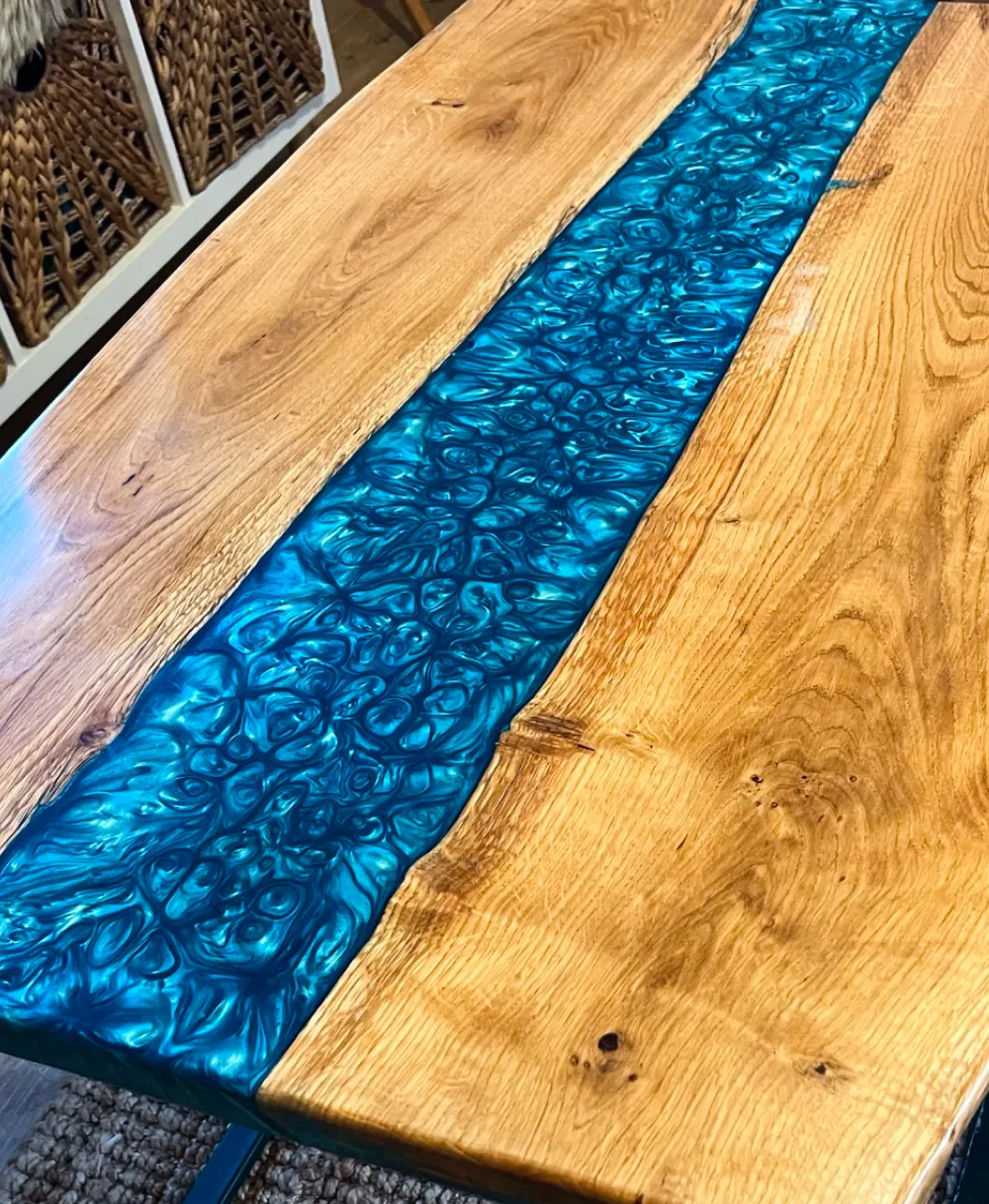Zakázkový epoxidový stůl z masivu